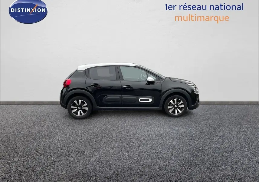 Profil côté droit d'une Citroën C3 noire métal 2023 avec toit blanc et protections latérales distinctives.