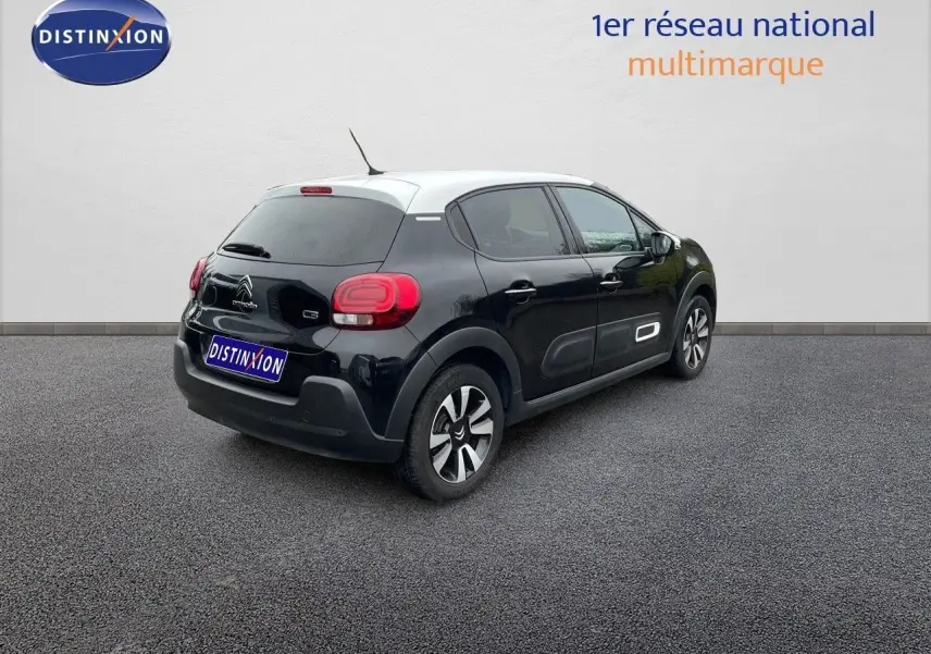 Citroën C3 noir métal vue 3/4 arrière droit, avec protections latérales et jantes bi-ton visibles.