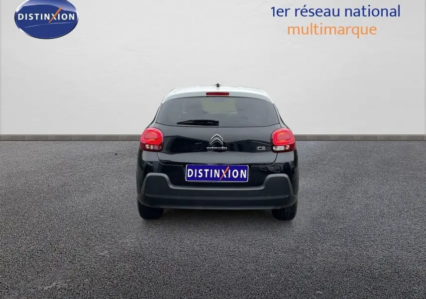 Vue arrière d'une Citroën C3 noire métal 2023 avec toit blanc, feux rouges et logo Citroën visible.