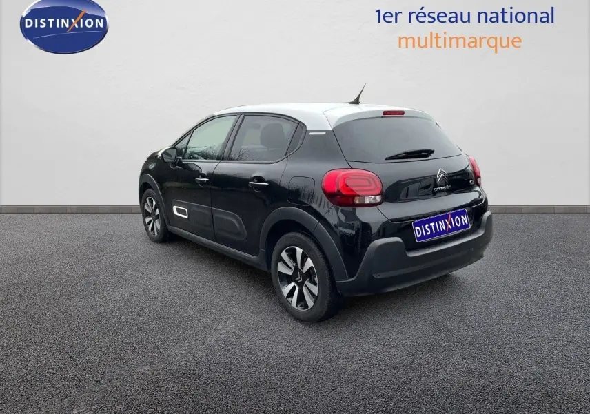 Citroën C3 noir métal vue 3/4 arrière côté gauche, avec feux arrière arrondis et jantes bi-ton.