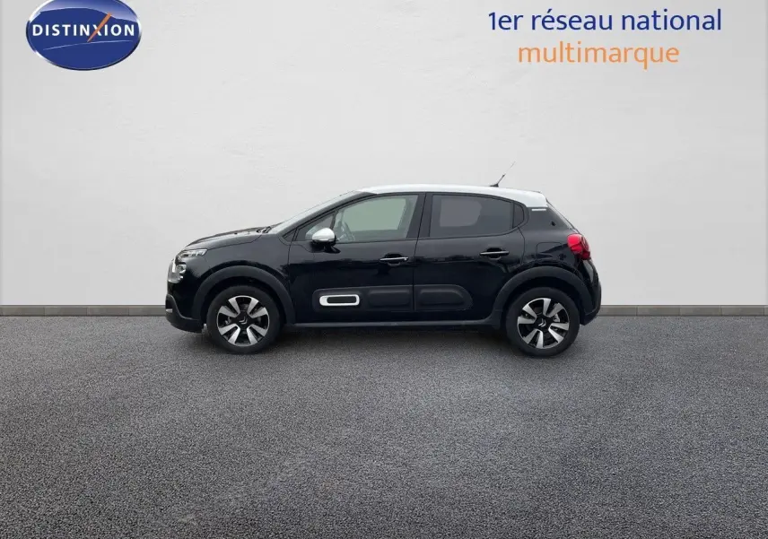 Profil côté gauche d'une Citroën C3 noire métal 2023 avec toit blanc et jantes bi-ton distinctives.