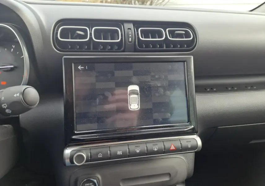 Tableau de bord noir du Citroën C3 Aircross 2024 avec écran tactile central et commandes climatisation visibles