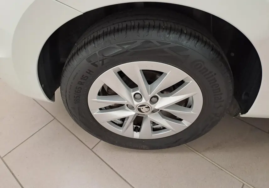 Gros plan sur la roue avant droite blanche d'une Skoda Fabia 2023 avec jante alliage et pneu Continental.