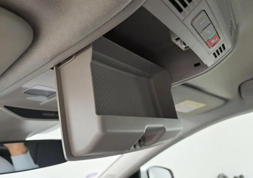 Rangement à lunettes ouvert dans le plafond intérieur de la Skoda Fabia 2023, ambiance claire et moderne.