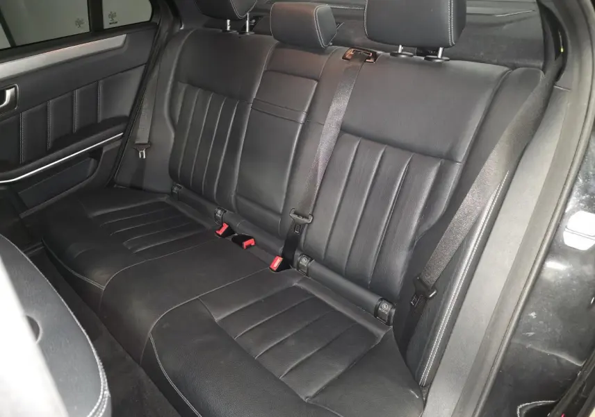 Vue intérieure de la banquette arrière en cuir noir de la Mercedes Classe E E 300 BlueTEC Hybrid 2015.