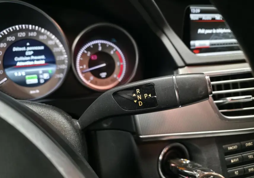Levier de vitesses automatique noir avec affichage R N P D dans l'habitacle d'une Mercedes Classe E 300 BlueTEC Hybrid 2015