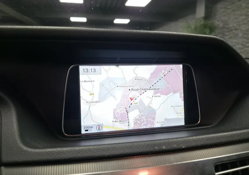 Écran de navigation Garmin MAP PILOT intégré au tableau de bord noir de la Mercedes Classe E 300 BlueTEC Hybrid 2015