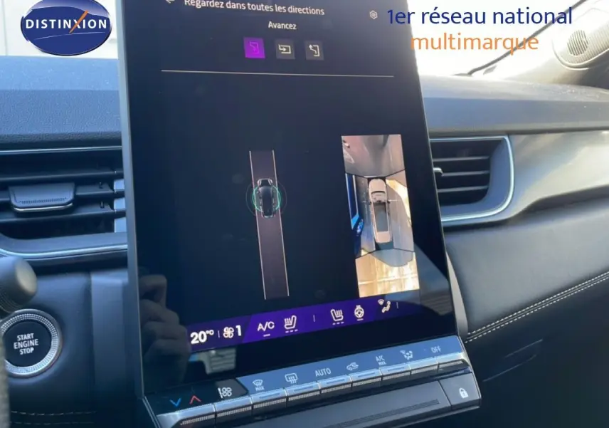 Écran tactile central affichant la caméra 360° dans l’habitacle d’une Renault Symbioz bleu Iron Metal, vue côté droit.