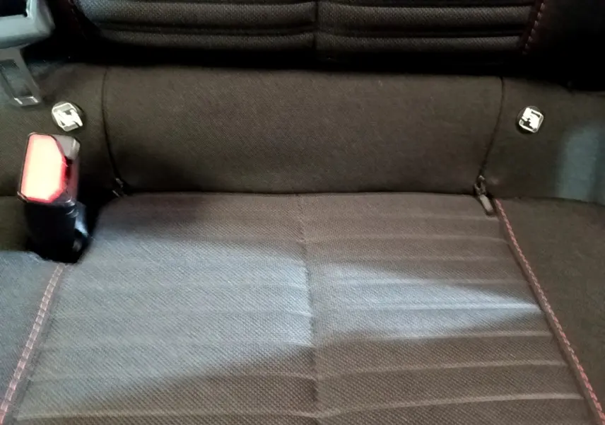 Vue rapprochée de la banquette arrière noire avec coutures rouges du Peugeot 2008 blanc, version diesel 2021.