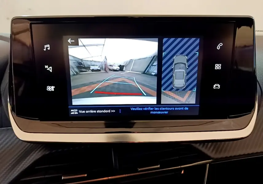 Écran tactile du tableau de bord montrant la caméra de recul et l'affichage 360° du Peugeot 2008 blanc.
