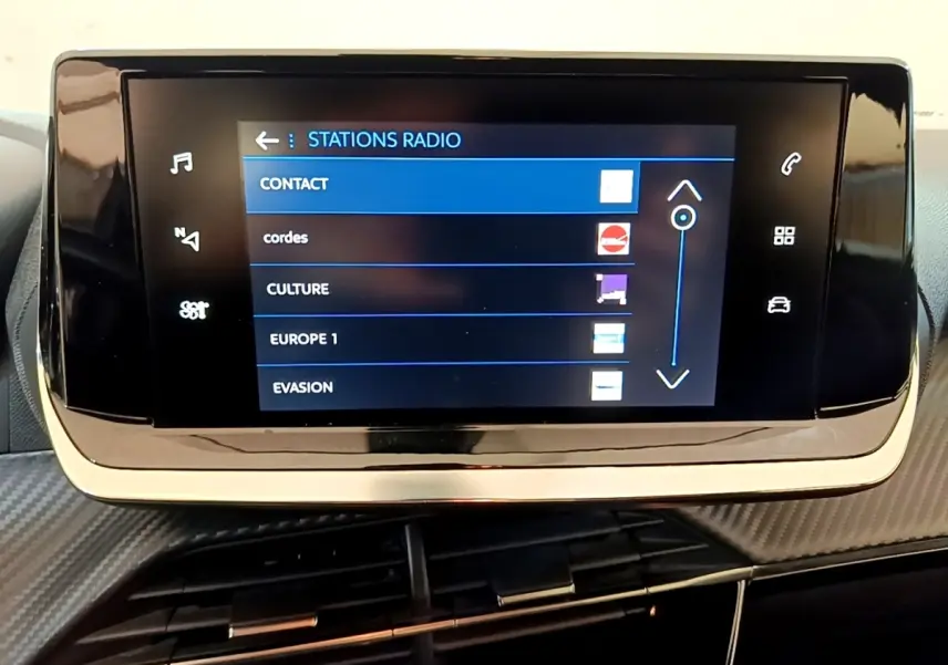 Écran tactile central affichant les stations radio dans l'habitacle du Peugeot 2008 blanc, version 2021.