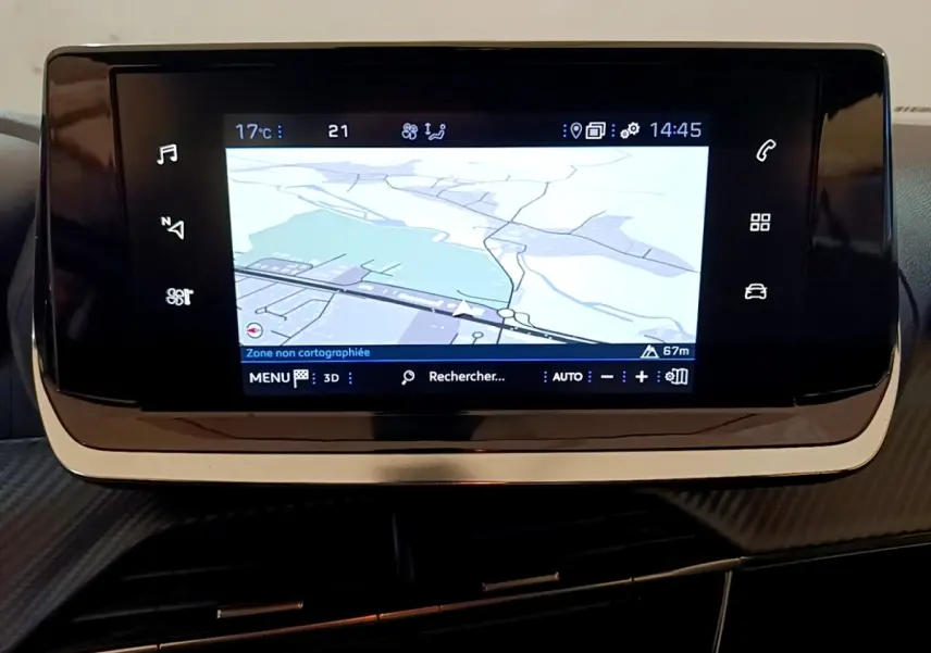 Écran tactile central affichant la navigation GPS dans l'habitacle du Peugeot 2008 blanc, vue de face.