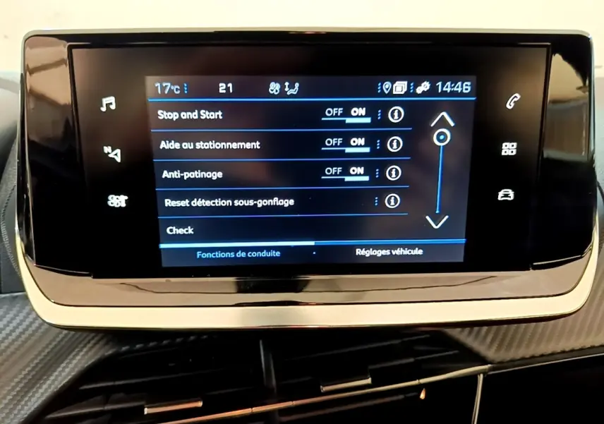 Écran tactile central du tableau de bord du Peugeot 2008 blanc, affichant les réglages d’aide à la conduite.