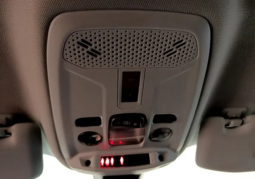 Vue intérieure du plafonnier gris avec commandes d’éclairage et bouton SOS du Peugeot 2008 blanc.