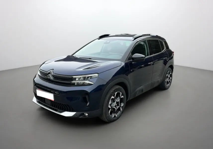 Citroën C5 Aircross Hybrid 145 en Eclipse Blue, vue 3/4 avant droit avec barres de toit et jantes alu 18 pouces.