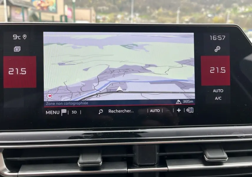 Écran central du tableau de bord du Citroën C5 Aircross Hybrid 145, affichant la navigation et la climatisation.