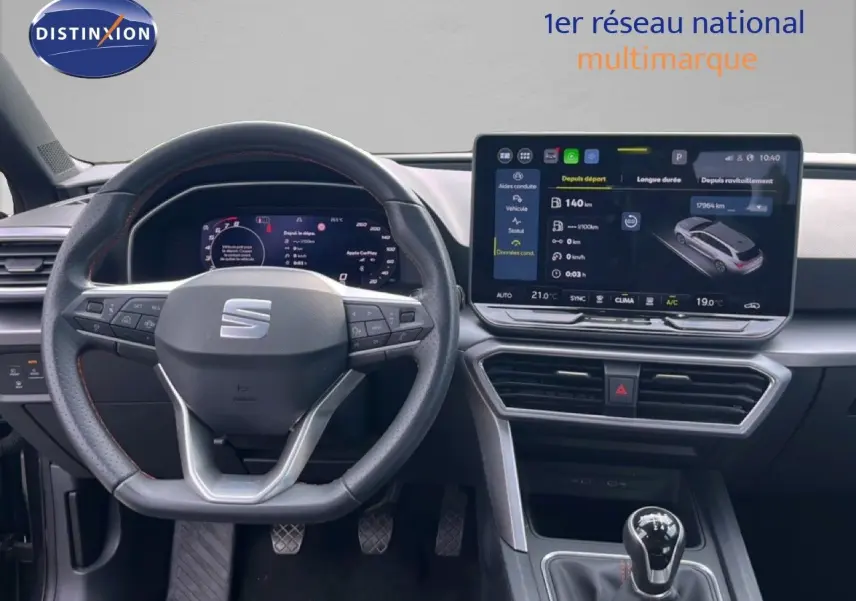 Vue intérieure centrée sur le volant et le tableau de bord numérique d'une SEAT LEON ST gris magnétique 2025 avec boîte manuelle.