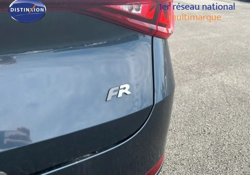 Gros plan sur l'arrière droit gris magnétique métallisé du SEAT LEON ST 1.5 TSI FR avec logo FR et feu arrière visible.