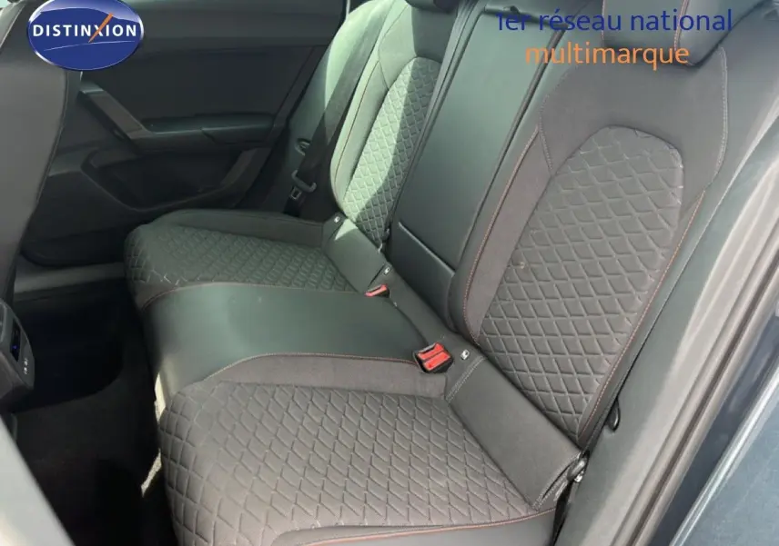 Vue intérieure côté droit des sièges arrière en tissu gris noir avec surpiqûres rouges du SEAT LEON ST gris magnétique 2025.