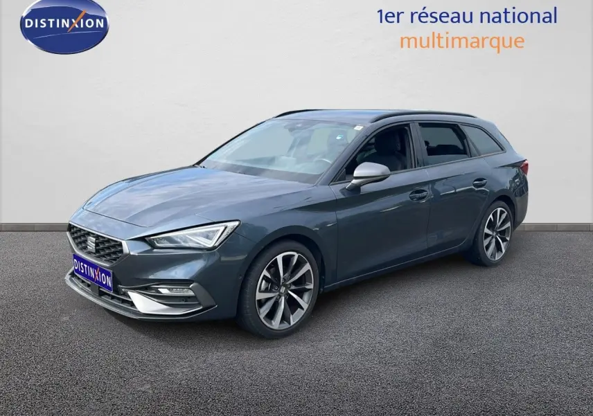 SEAT LEON ST gris magnétique métal vue 3/4 avant droit avec jantes alliage et calandre distinctive.