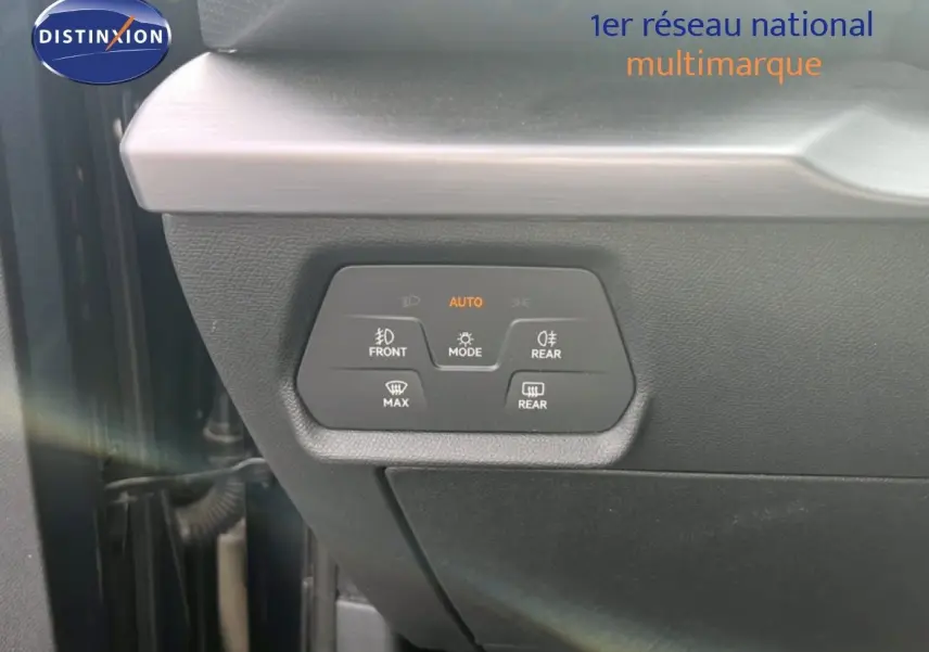 Gros plan sur les commandes d’éclairage et désembuage côté gauche intérieur d’une SEAT LEON ST gris magnétique 2025.
