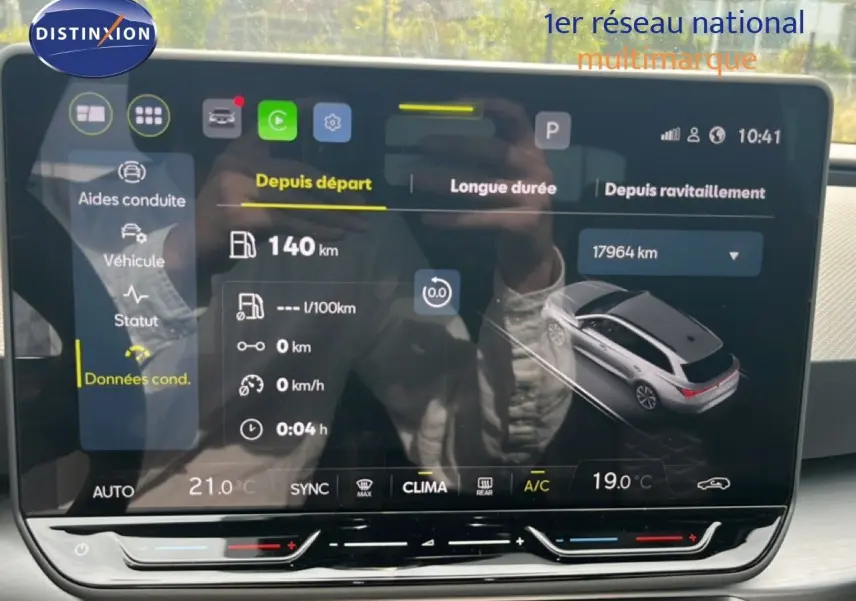 Écran tactile central affichant les données de conduite du SEAT Leon ST gris magnétique, vue intérieure frontale.