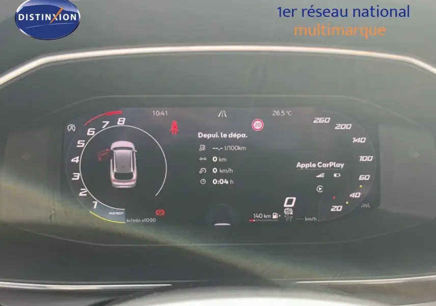 Vue rapprochée du tableau de bord numérique d’une SEAT LEON ST gris magnétique, affichant les informations de conduite et Apple CarPlay.