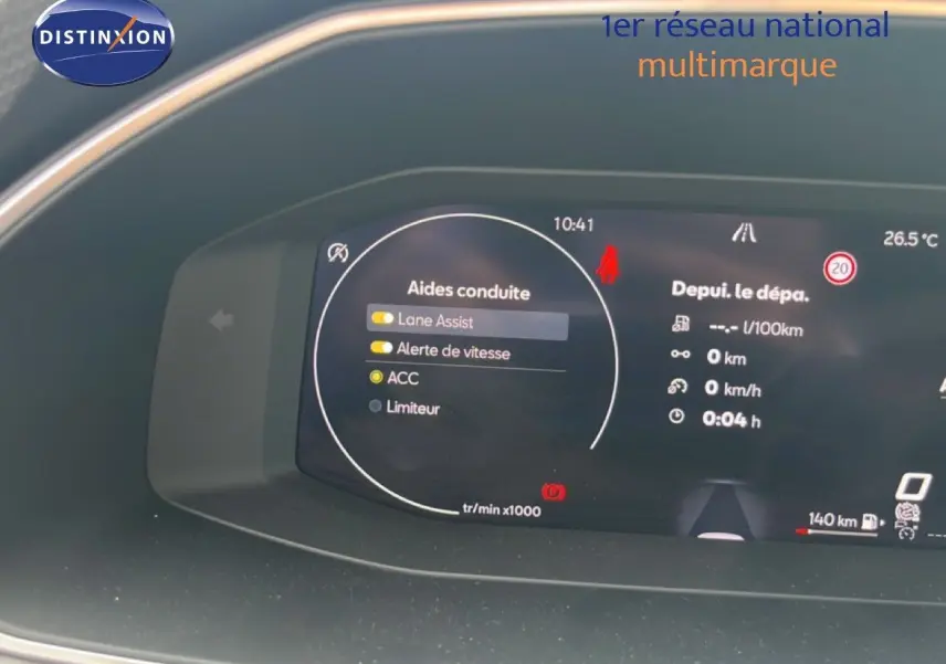 Tableau de bord numérique du SEAT LEON ST 2025 affichant les aides à la conduite et les données de trajet.