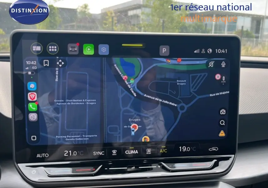 Vue rapprochée de l’écran tactile central du tableau de bord du SEAT Leon ST 2025, affichant la navigation GPS.