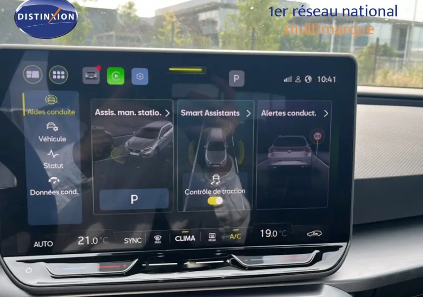 Écran tactile du tableau de bord du SEAT LEON ST 2025 affichant les aides à la conduite et la climatisation.