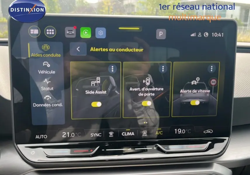 Écran tactile central du SEAT LEON ST 2025 affichant les alertes au conducteur, intérieur gris noir.