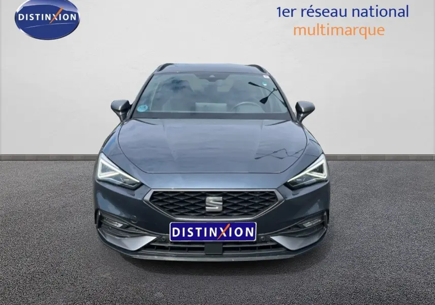 Vue frontale d'une SEAT LEON ST 1.5 TSI 150CH FR Special Edition en gris magnétique métallisé, avec calandre et phares LED distinctifs.