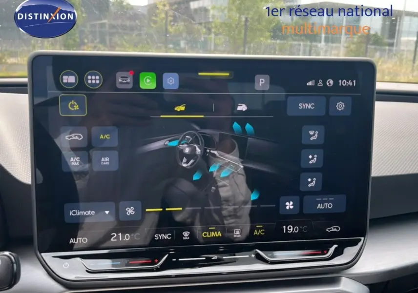 Écran tactile central du tableau de bord du SEAT Leon ST 2025 montrant les réglages de climatisation et ventilation.