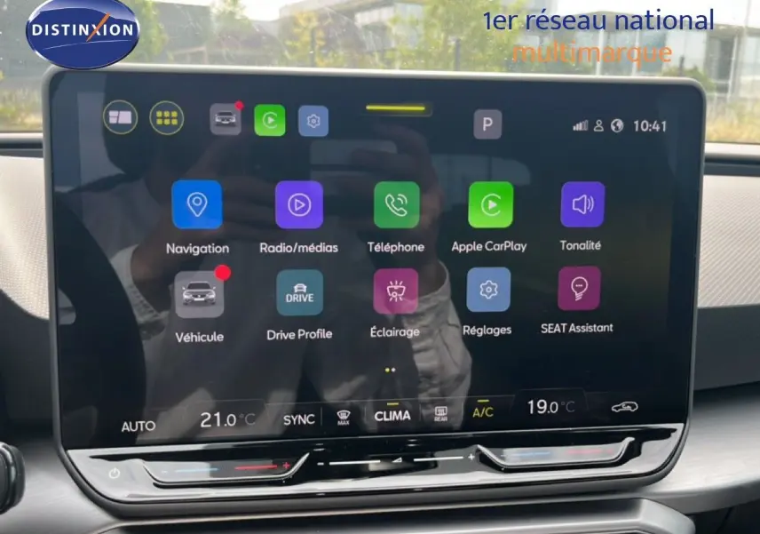 Écran tactile central de la SEAT LEON ST 1.5 TSI 150CH FR gris magnétique, affichant les options multimédias et climatisation.