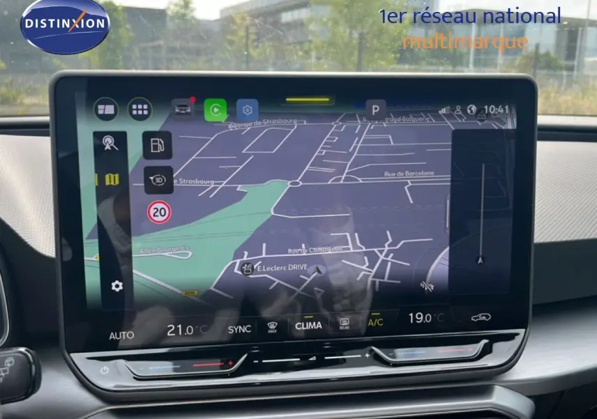 Écran tactile central du tableau de bord du SEAT LEON ST 2025 affichant la navigation GPS en extérieur.