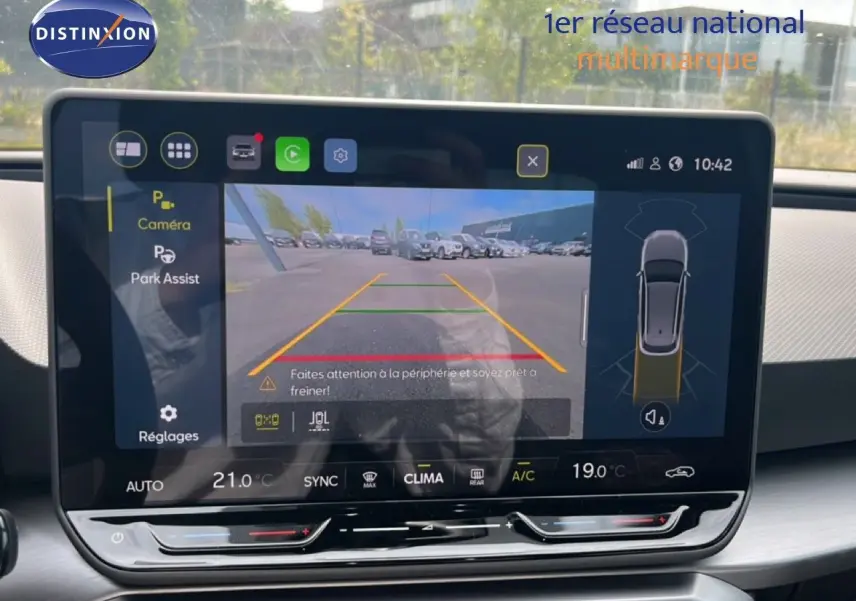 Écran tactile intérieur montrant la caméra de recul et l'assistance au stationnement du SEAT LEON ST gris métallique.