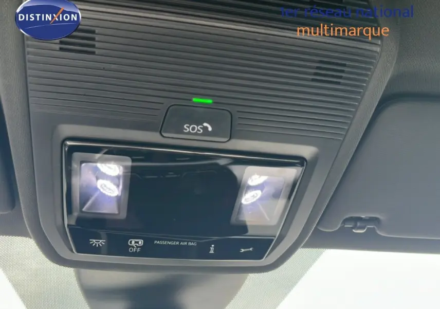 Vue en gros plan du plafonnier intérieur avec éclairage LED et bouton SOS du SEAT LEON ST gris magnétique 2025.