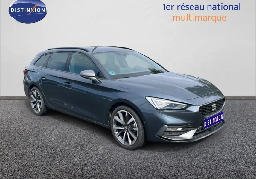 SEAT Leon ST gris magnétique métal en 3/4 avant droit, avec jantes alliage et calandre distinctive FR.