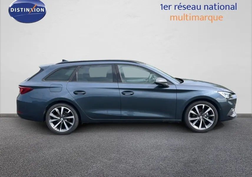 SEAT LEON ST gris magnétique métal en profil droit, break compact avec jantes alliage et lignes dynamiques.