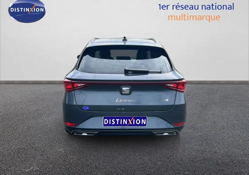 Vue arrière d'une SEAT Leon ST gris magnétique métal 2025 avec feux LED et double sortie d'échappement intégrée.