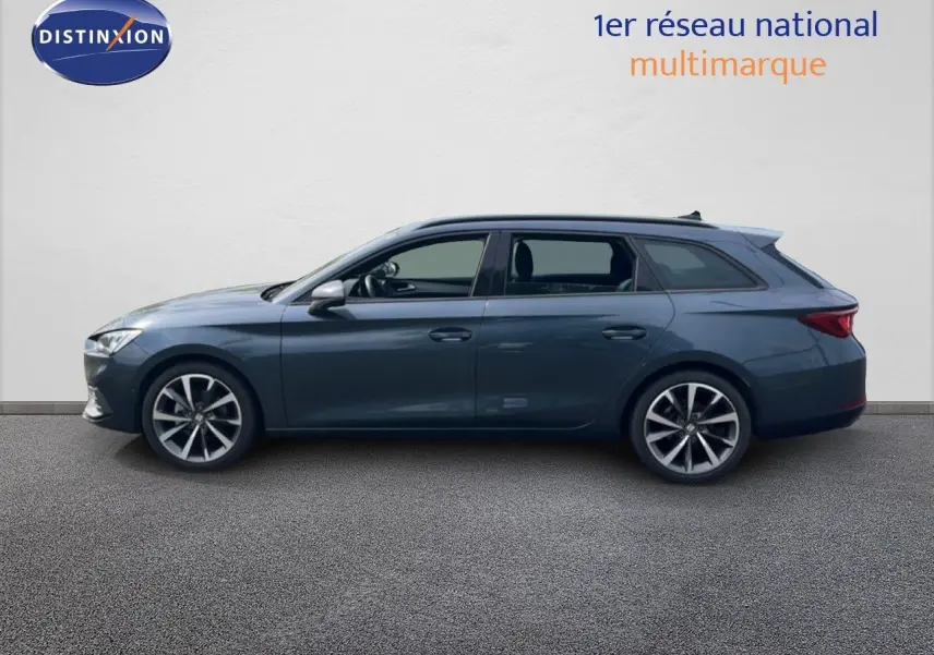 Profil côté gauche d'une SEAT LEON ST 1.5 TSI 150CH FR Special Edition gris magnétique métal, roues alliage 18 pouces.