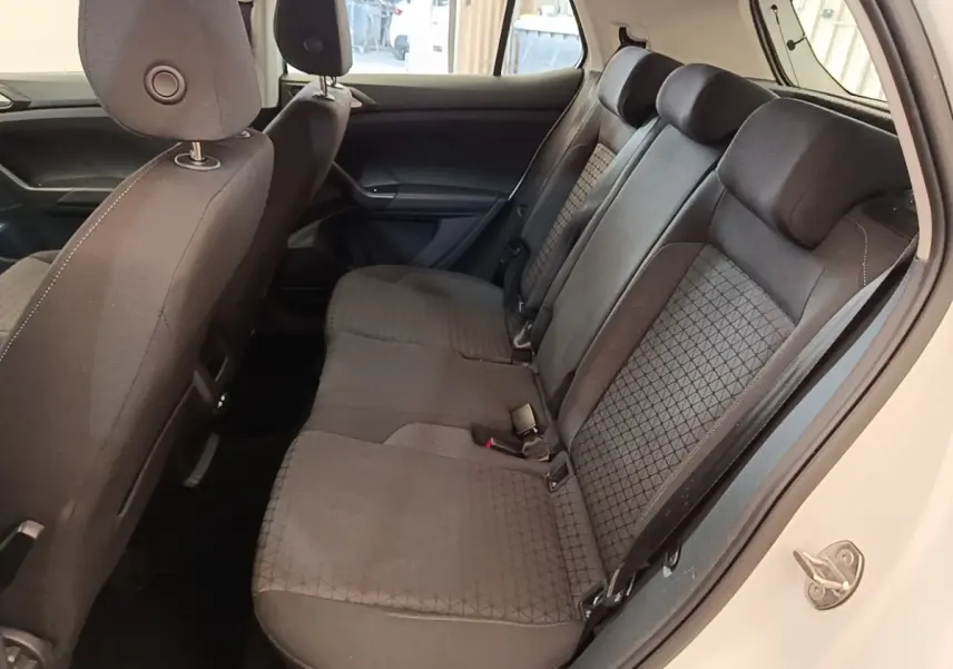 Vue intérieure côté droit montrant la banquette arrière noire du Volkswagen T-Cross blanc 2022.