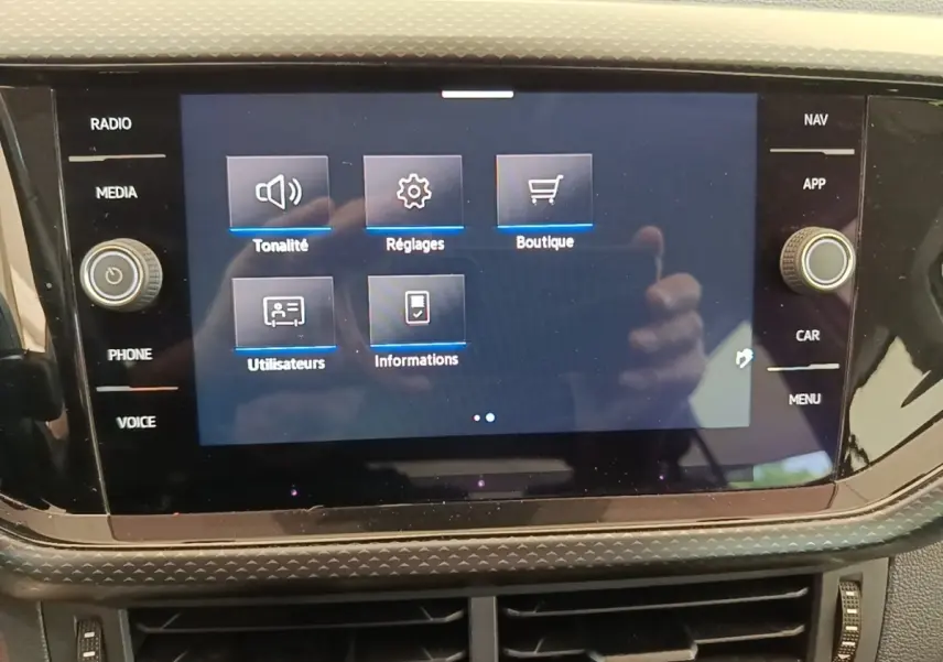 Écran tactile central du tableau de bord du Volkswagen T-Cross 2022 affichant les options de réglages en mode sombre.