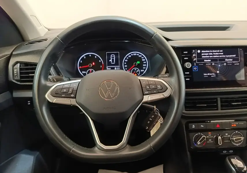 Vue intérieure centrée sur le volant cuir multifonctions et le tableau de bord numérique du Volkswagen T-Cross blanc 2022.