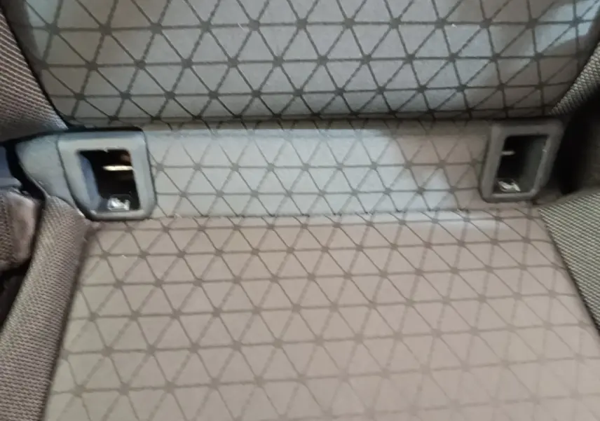 Détail de la banquette arrière grise à motif triangulaire du Volkswagen T-Cross 2022, avec ancrages Isofix visibles.