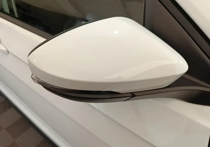 Rétroviseur droit blanc du Volkswagen T-Cross 2022, avec clignotant intégré, vue rapprochée côté extérieur.