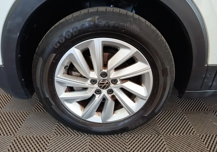 Gros plan sur la roue avant droite blanche d’un Volkswagen T-Cross 2022 avec jante alliage et pneu Goodyear.