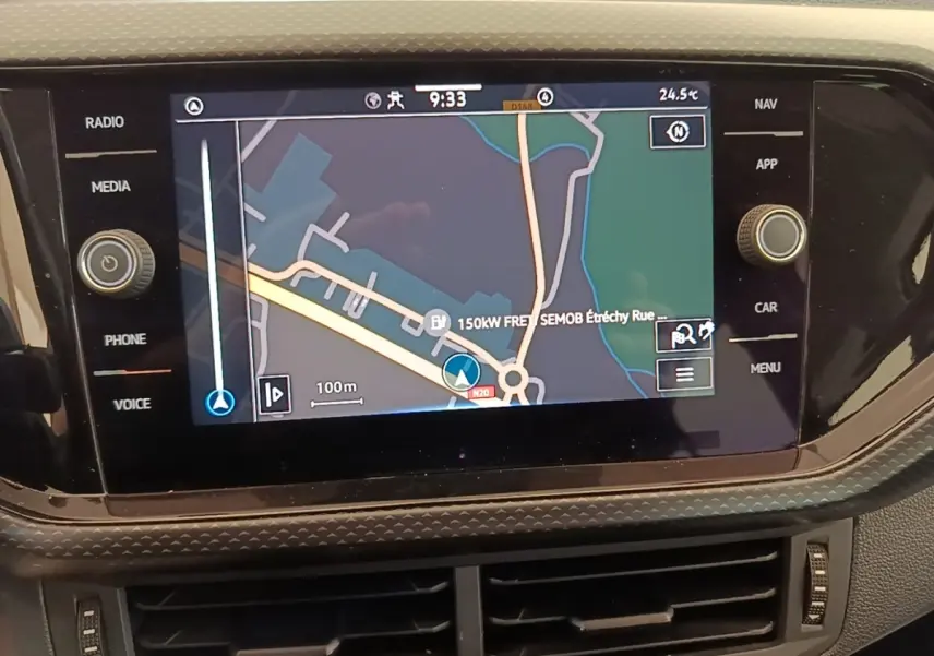 Écran tactile central du Volkswagen T-Cross 2022 affichant la navigation avec carte en couleurs.