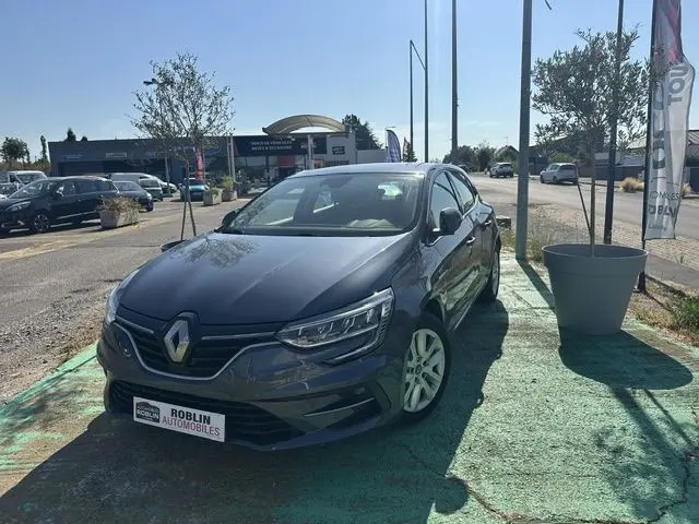 Renault Mégane 1.5 Blue dCi 115ch Business bleu vue 3/4 avant droit sur parking extérieur ensoleillé.