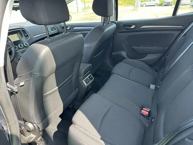 Vue intérieure arrière côté droit de la Renault Mégane 1.5 Blue dCi 115ch Business 2021 avec sièges tissu noir et ventilation arrière.